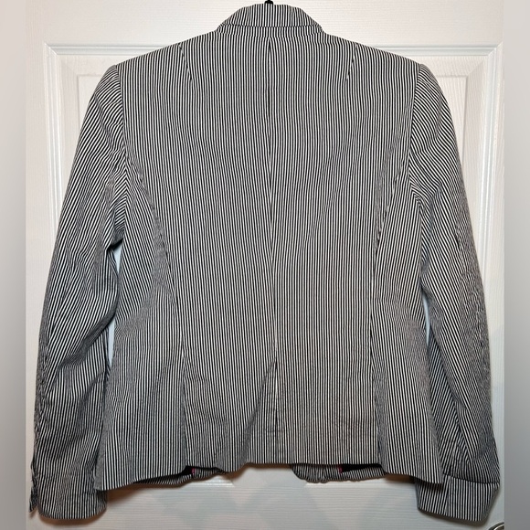 Banana Republic Women’s Fitted Seersucker Blazer- Navy/White Pinstripes/ Size 6 - Picture 3 of 7